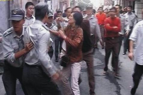 2009年，江苏女子遭暴力拆迁，与对方发生冲突后，她持刀连砍7人